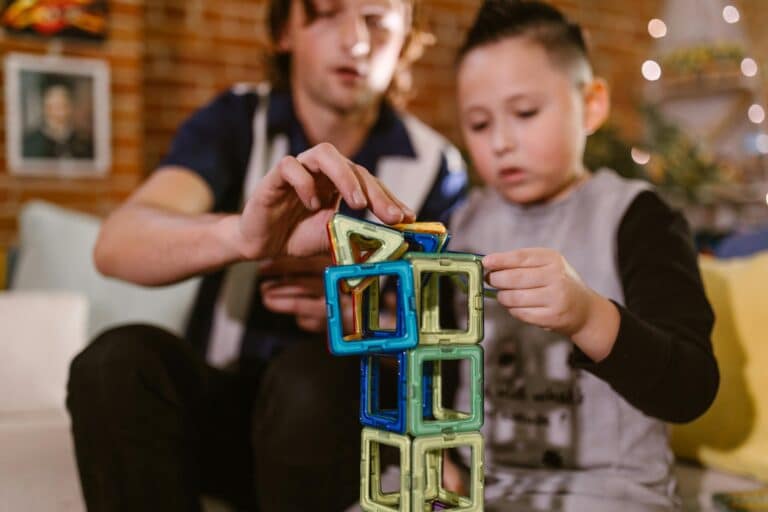 Brincar é aprender: como os brinquedos estimulam a criatividade e a socialização